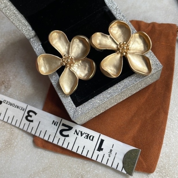 Gold Flower earrings Gold tone matte brushed finish - Picture 2 of 14